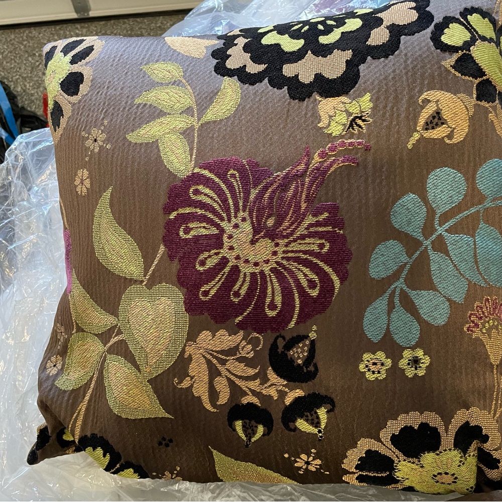 Lovely set of accent pillows: 2 square, 2 lumbar with inserts